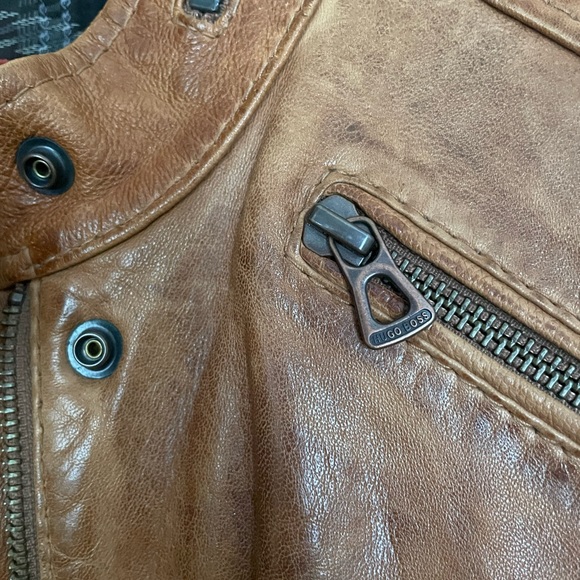 Beautiful Hugo Boss leather jacket highest quality leather nice and soft - Picture 4 of 4